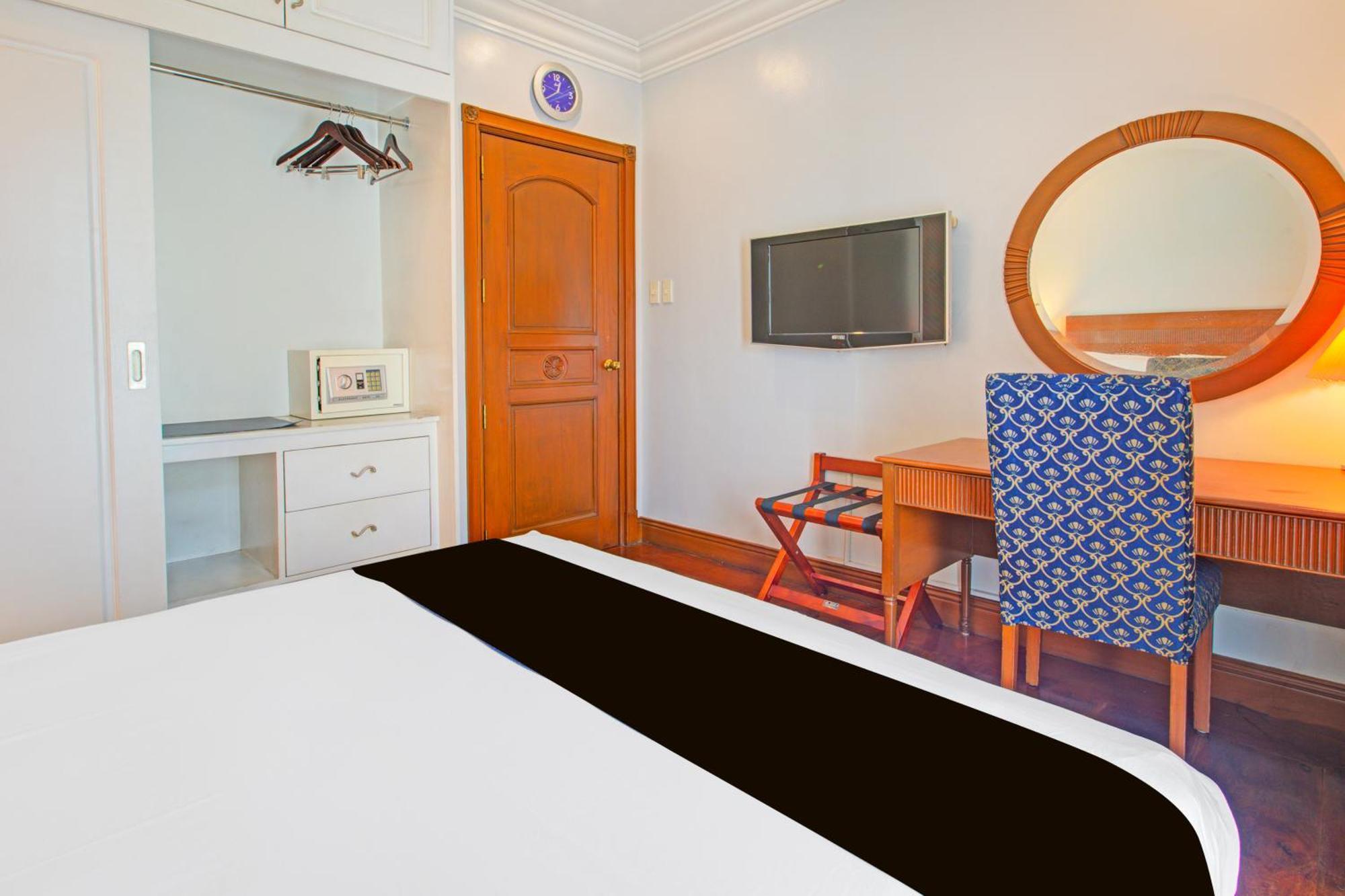 Townhouse Oak Vip Suites, Near Pnr Pasay Evangelista, Makati Manila Makati City ภายนอก รูปภาพ